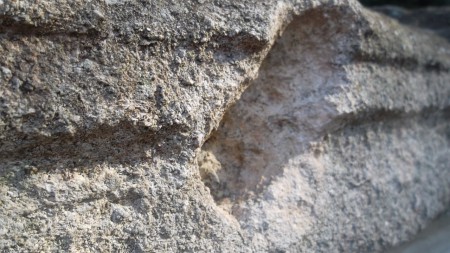 Un trou dans un mur de pierre net et de plus en plus flou.